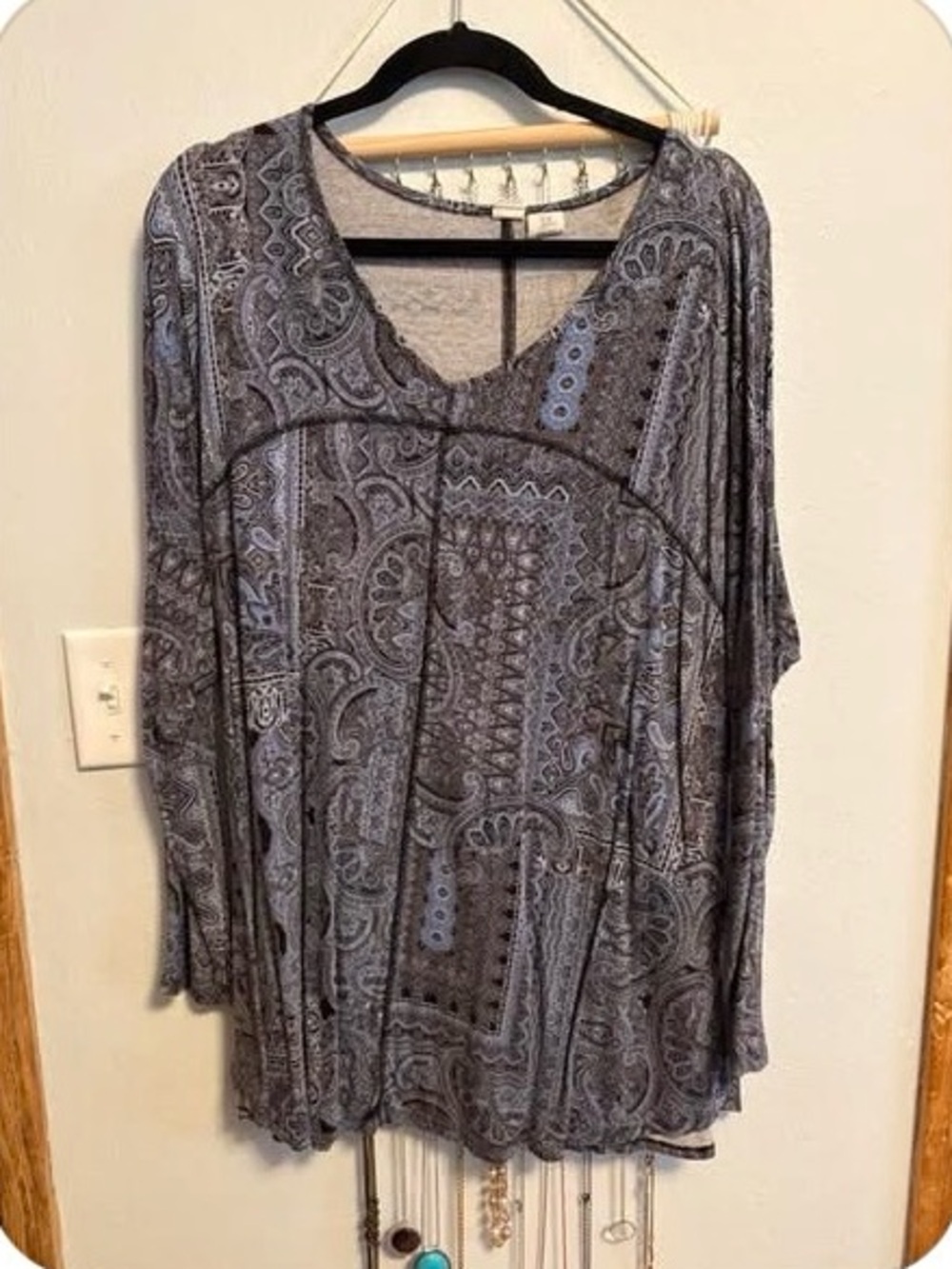 Artisan NY Grey Paisley Scoop-Neck Tunic Top
